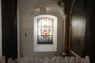 Modlitebnu v prvním patře brněnského kapucínského kláštera představuje další díl seriálu Brněnského deníku Rovnost nazvaný Za zavřenými dveřmi, který ukazuje lidem běžně nepřístupná místa.