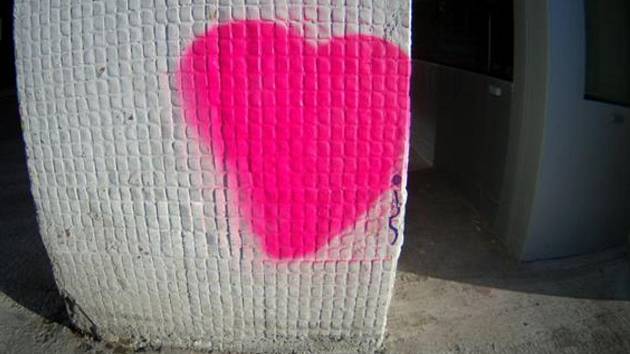 Růžovým sprejem maloval muž na sloupy u nákupního centra. Velké srdce kompletně vybarvil