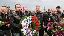 Ruská skupina motorkářů Noční vlci projela spolu s některými českými motokluby v úterý večer Brnem. Při akci zvané Cesta vítězství měli v plánu uctít památku padlých sovětských vojáků na několika hřbitovech a pomnících na Brněnsku.