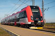 Nové vlaky pro Jihomoravský kraj poprvé otestovali jeho zástupci v prostorách zkušebního železničního okruhu Velim v Cerhenicích na Kolínsku.