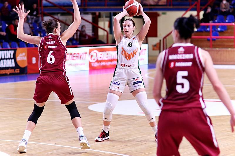 Basketbalistky brněnských Žabin (v bílém) vyhrály první dva zápasy EWBL, v neděli porazily běloruský celek Olimpia Grodno 75:53.