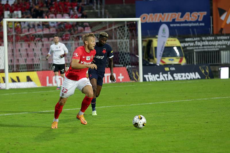 Fotbalisty Zbrojovky Brno (v červeném) nedohnal k bodům ani vyprodaný stadion, pražské Slavii podlehli 0:4