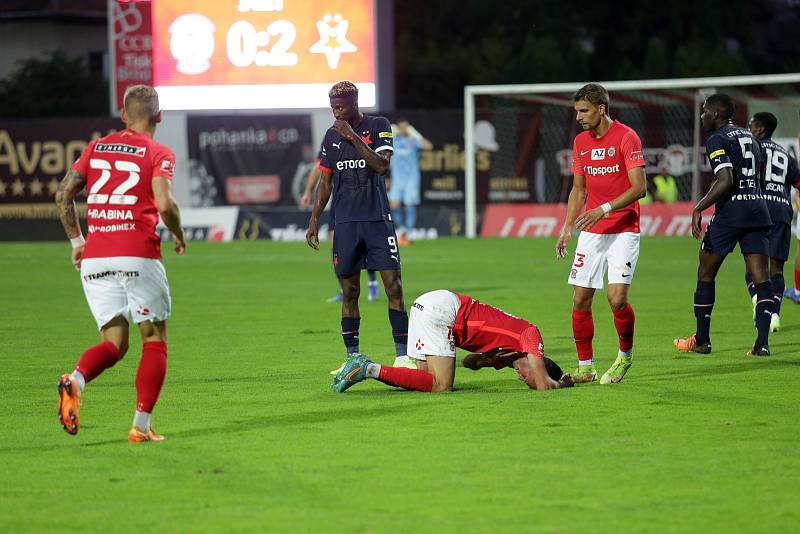 Fotbalisty Zbrojovky Brno (v červeném) nedohnal k bodům ani vyprodaný stadion, pražské Slavii podlehli 0:4