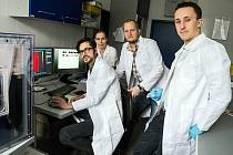 Výzkumníci z Lékařské fakulty Masarykovy univerzity v čele s Michalem Masaříkem (na snímku uprostřed) odhalili nové chování nádorových buněk. Jejich objev může v budoucnu změnit léčbu rakoviny.