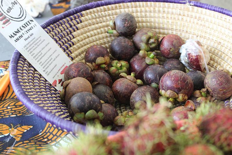 Dračí ovoce, červené banány nebo i jackfruit ochutnali v sobotu lidé v Tržnici Brno na Zelném trhu. Organizátoři akce ovoce přivezli přímo z Ugandy.