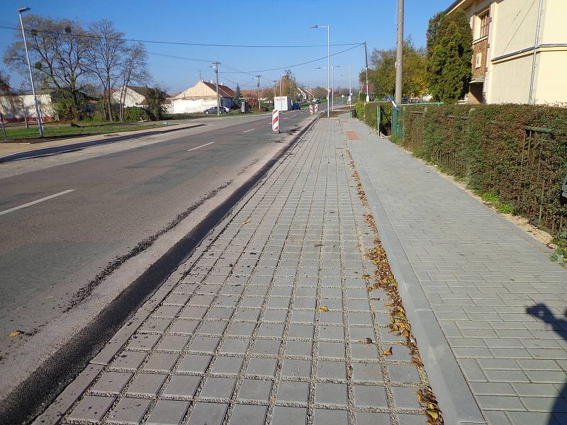 Nový přechod vzniká v pohořelické místní části Nová Ves. Už zbývá dokončit jen vodorovné značení a osadit značky.