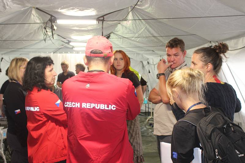 Zdravotníci z Fakultní nemocnice Brno se učí spolupráci v náročných podmínkách.