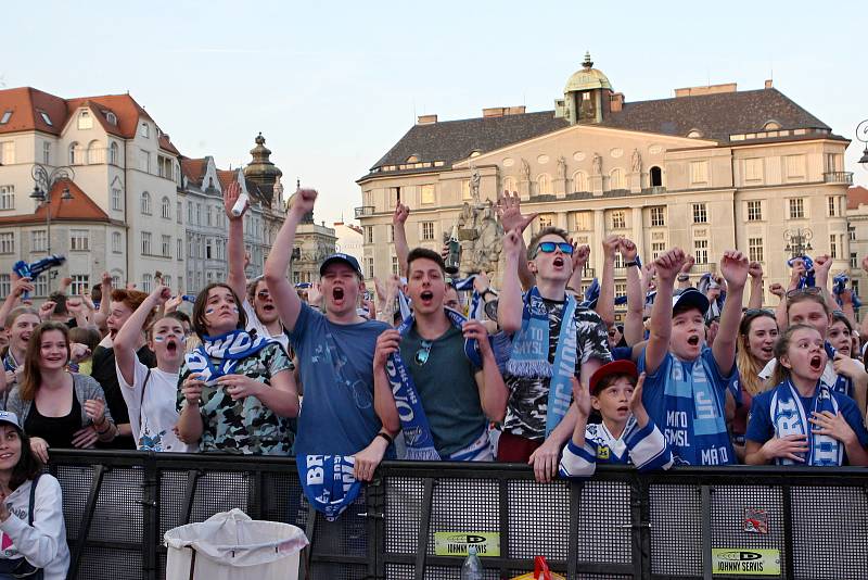 Mistři, mistři! Ozývalo se z brněnského Zelného trhu. Fanoušci tam neúnavně fandili vítězné Kometě.