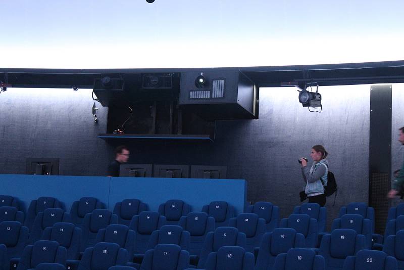 Brněnská hvězdárna otevřela nové 3D digitárium. Nabídne dva nové pořady. Třírozměrný efekt zajistí speciální brýle. Na návštěvníky čekají také třeba nové sedačky.