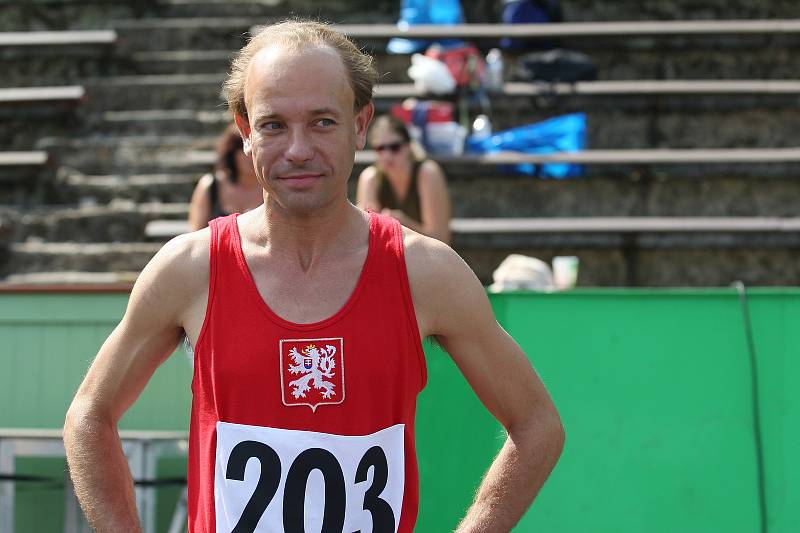 Natáčení filmu Zátopek na fotbalovém stadionu za Lužánkami.