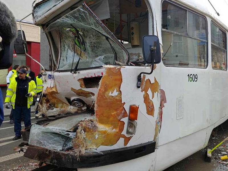 Poblíž brněnského Mendlova náměstí se v pondělí ráno srazily dvě tramvaje. Na místě se několik lidí zranilo.