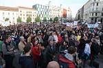 Demonstrace proti Miloši Zemanovi a Andreji Babišovi na brněnském náměstí Svobody a Moravském náměstí.