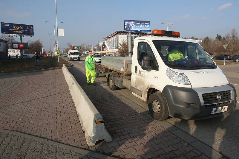 Odstraňování betonových bloků v brněnské ulici Sportovní.