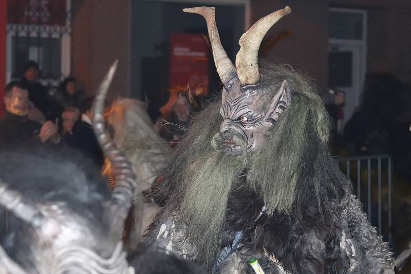 Židlochovicemi na Brněnsku prošli v sobotu rakouští krampusové.