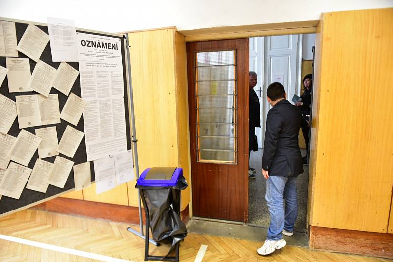 Úderem páteční druhé hodiny odpoledne se otevřely volební místnosti pro volby do poslanecké sněmovny.