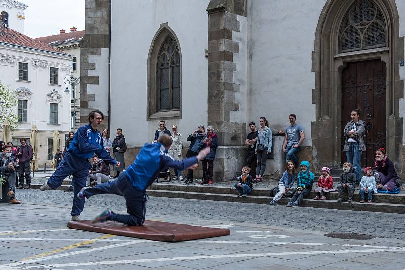 Kultura je taky služba. To je výzva Mezinárodního divadelního ústavu, ke které se připojilo také Divadlo Bolka Polívky. V tomto týdnu je tak možné potkat náhodně na ulici živá divadelní představení nebo skeče.