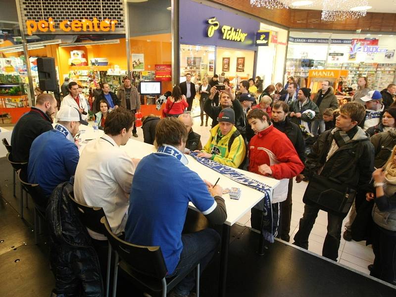 Výstava o současnosti a historii hokejové Komety odstartovala ve středu odpoledne v Avion Shopping Parku. 