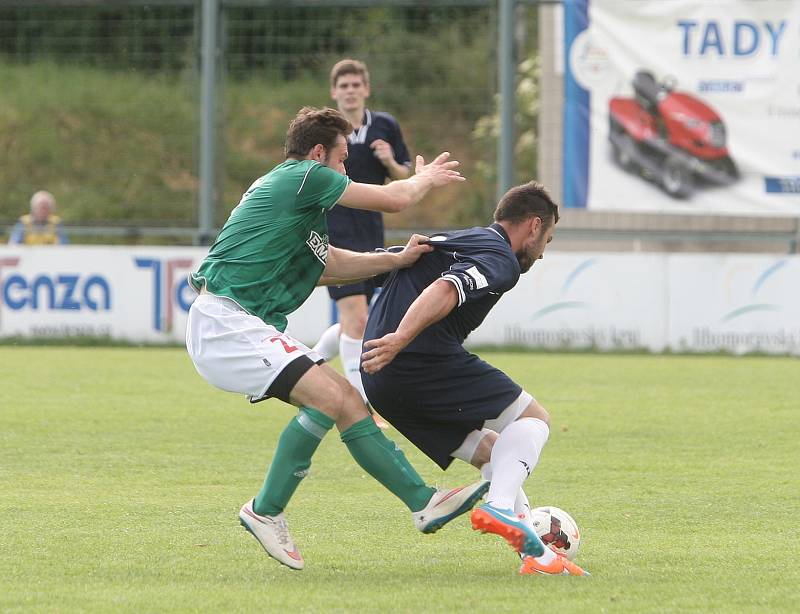 Fotbalisté Bohunic (v tmavém) slaví třetí vítězství v Jihomoravském poháru, když porazili městského rivala Bystrc 1:0.