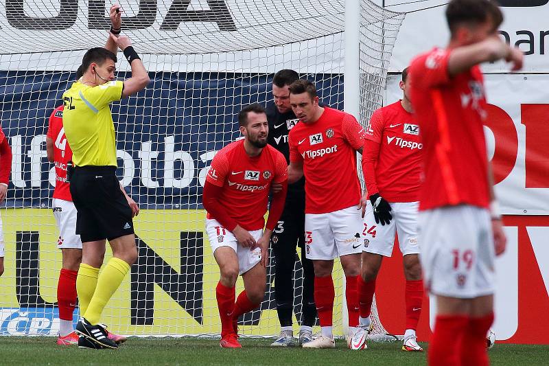 Brněnští fotbalisté (v červeném) uhráli v Mladé Boleslavi bezbrankovou remízu.