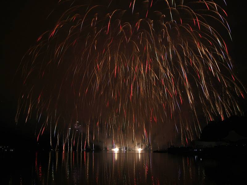 Přes 190 tisíc diváků podle pořadatelů sledovalo první ze soutěžních ohňostrojů festivalu Ignis Brunensis, který se v noci na neděli rozzářil nad Brněnskou přehradou. Přichystal jej česko-německý tým.