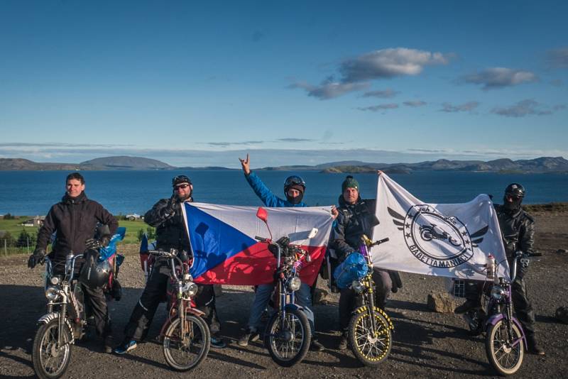 Šestičlenná skupina cestovatelů na babetách ujela za třiadvacet dní po Islandu téměř dva tisíce kilometrů.