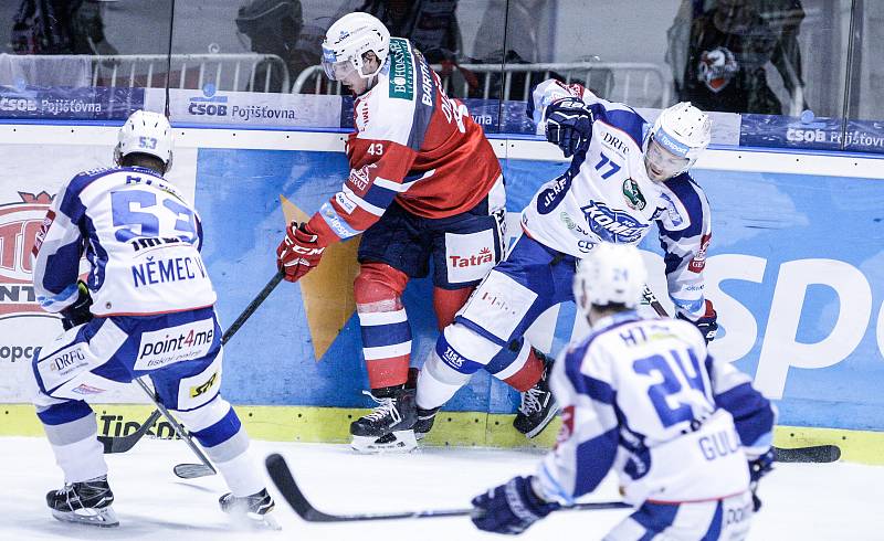 Hokejové utkání Tipsport extraligy v ledním hokeji mezi HC Dynamo Pardubice (červenobílém) a HC Kometa Brno ( v bílomodrém) v pardubické Tipsport areně.