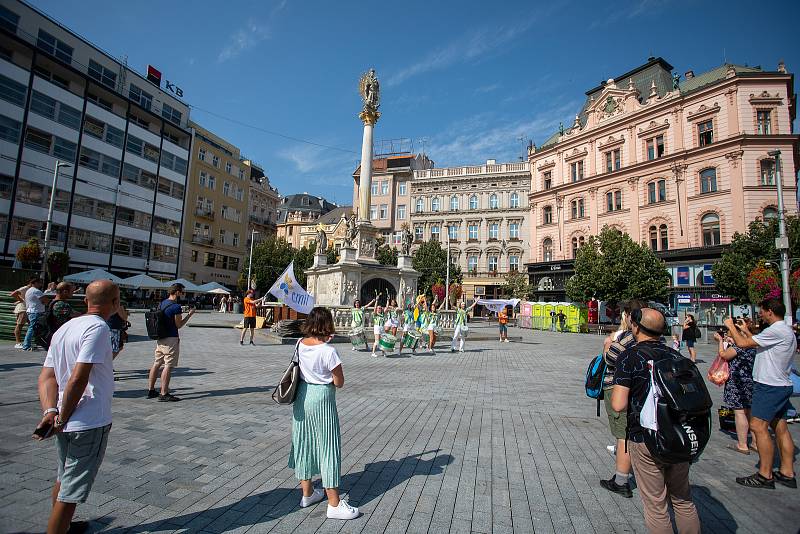 Průvod s bubeníky zahájil v Brně devátý ročník Evropských her handicapované mládeže Emil Open.