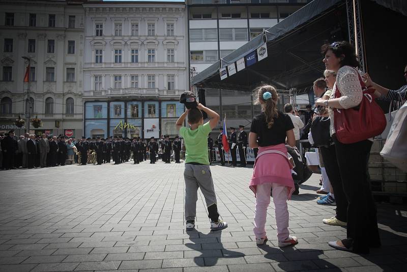Mladí policisté v pátek na náměstí Svobody slavnostně složili slib. Na náměstí se rozdávala také ocenění.
