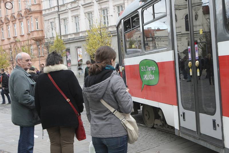 Brňané už mohou kupovat jízdenky na městskou hromadnou dopravu i přes mobily.