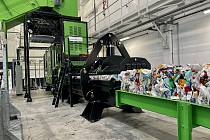 Čtyři a půl tuny odpadu za hodinu vytřídí nová automatická dotřiďovací linka v Jedovnické ulici v Brně.