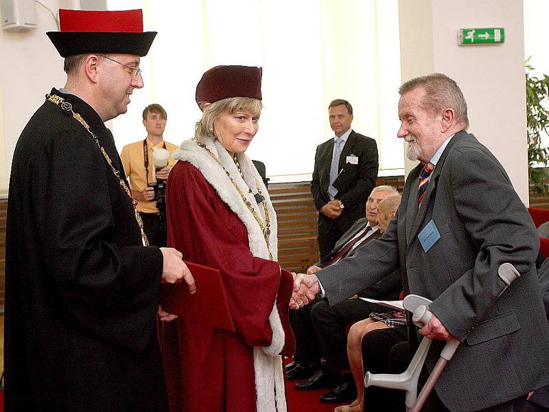 Zlaté diplomy obdrželi v pondělí odpoledne na Veterinární a farmaceutické univerzitě v Brně (VFU) absolventi, od jejichž promocí uběhlo padesát let.