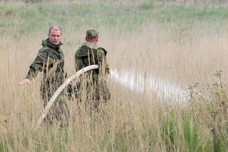 Profesionální i dobrovolní hasiči z Jihomoravského a Olomouckého kraje společně s armádou ve Vojenském újezdu Březina na Vyškovsku trénovali, jak zasahovat v případě velkého požáru