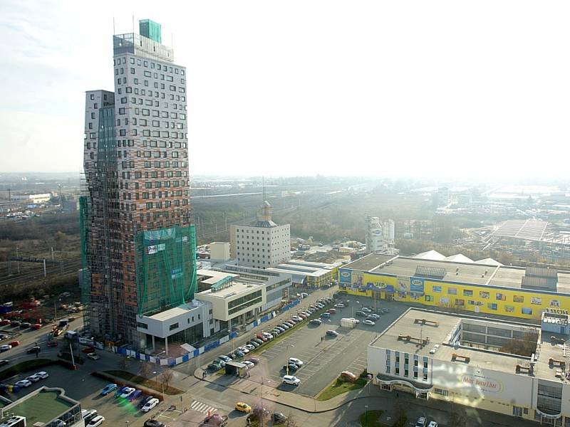 AZ Tower, nejvyšší budova v České republice, před dokončením na podzim roku 2012. 