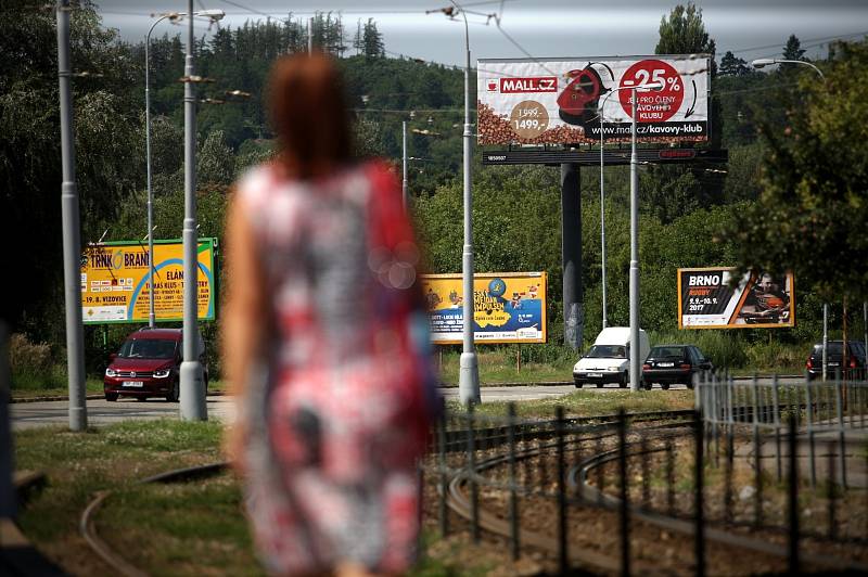 Podle nové veřejné vyhlášky Jihomoravského kraje musí být billboardy umístěné u silnic prvních tříd od 1. září odstraněny.