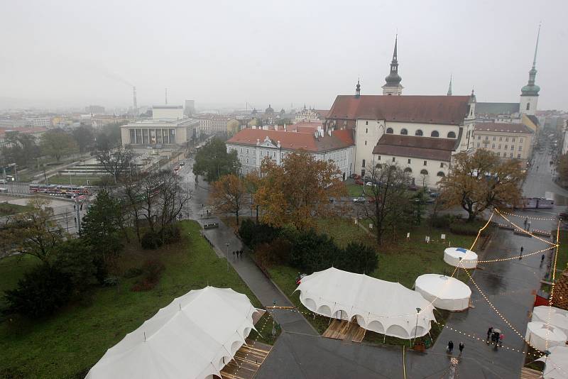 Vyhlídkové ruské kolo na Moravském náměstí v Brně už je v provozu.