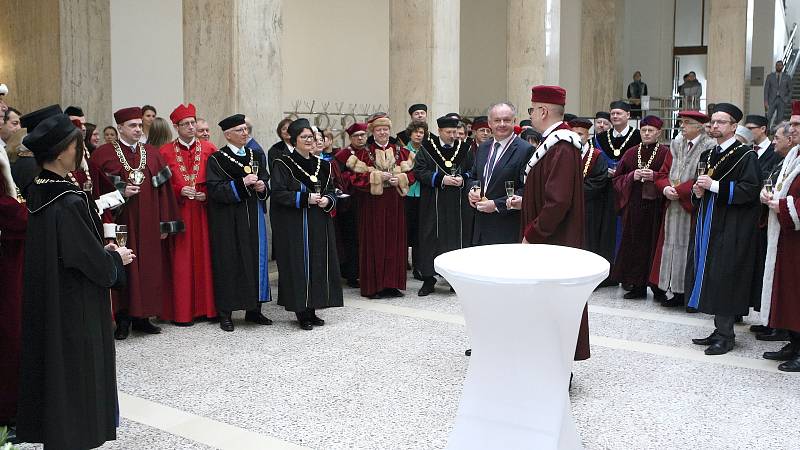 Slovenský prezident Andrej Kiska převzal na brněnské Masarykově univerzitě zlatou medaili.