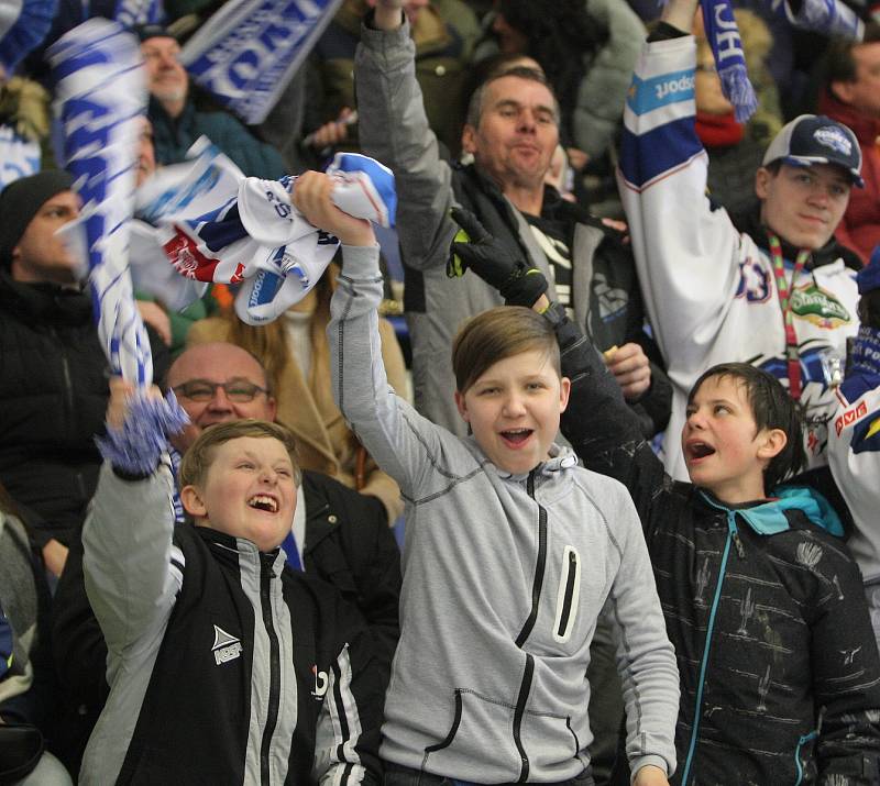 Hokejisté brněnské Komety (v modrém) v posledním 52. kole základní části extraligy přehráli poslední Litvínov 4:0.