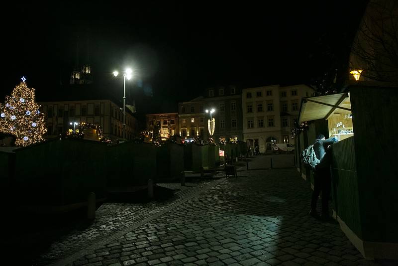 Pohled na netradiční předvánoční Brno - pustý Zelný trh a centrální náměstí Svobody.