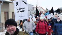 Protestní pochod s rakví k domu ministra zdravotnictví Jana Blatného.