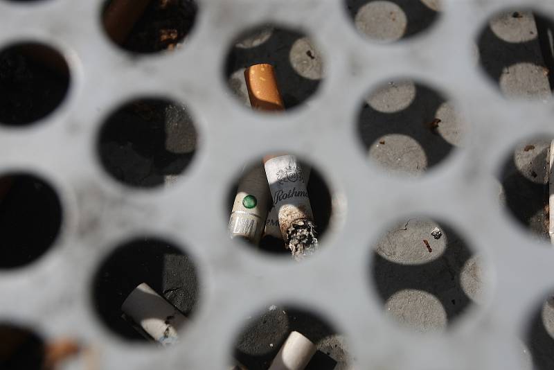 Popelníky v Brně, které kuřáci málo využívají, by mohly nahradit hlasovací schránky. Autor návrhu bojuje za čistější zastávky.
