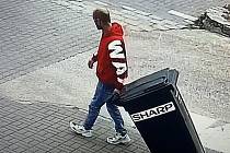 Kamery v Brně zachytily muže, kterému se zalíbila plastová popelnice. Odložil si do ní kufr a svůj náklad si v ní táhl městem.