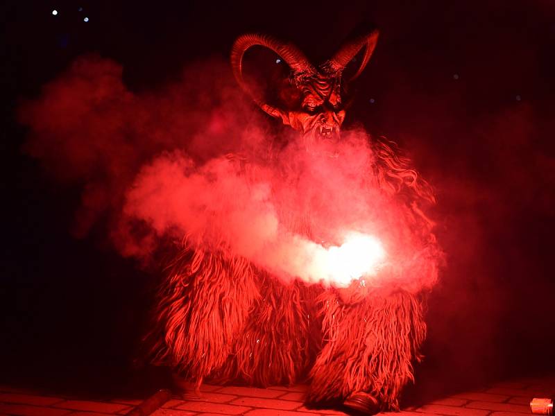 Křik dětí, řinčení zvonců a chlupaté postavy s hrozivými maskami a rohy. Židlochovicemi na Brněnsku se v sobotu večer proháněla osmdesátka rakouských čertů, takzvaných krampusů.