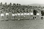 Československý národní tým (Josef Masopust na snímku první zleva) zdolal při slavném přípravném souboji v roce 1961 Kuřim 3:2.