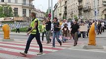 Demonstrace přibližně osmdesáti lidí proti přednášce lovkyně Michaely Fialové na Mendlově univerzitě. V protestech chtějí pokračovat, hovořili také o připravované petici a stížnosti, kterou chtějí adresovat ministerstvu školství.