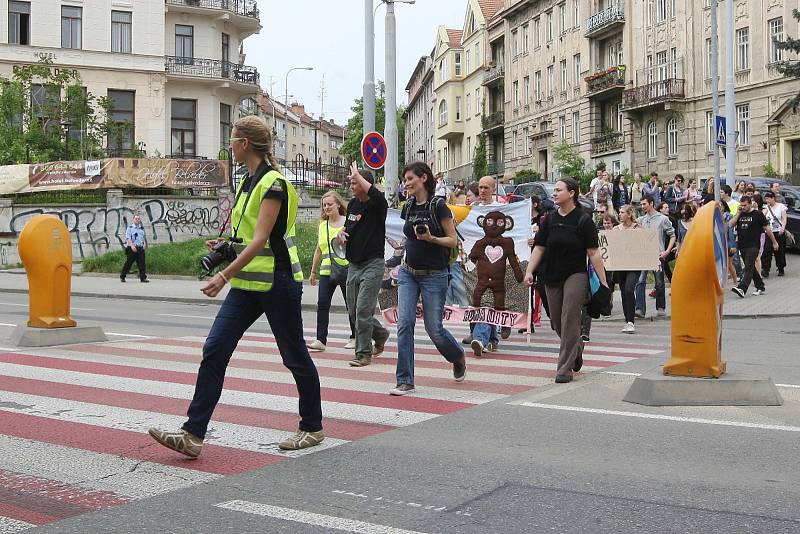 Demonstrace přibližně osmdesáti lidí proti přednášce lovkyně Michaely Fialové na Mendlově univerzitě. V protestech chtějí pokračovat, hovořili také o připravované petici a stížnosti, kterou chtějí adresovat ministerstvu školství.