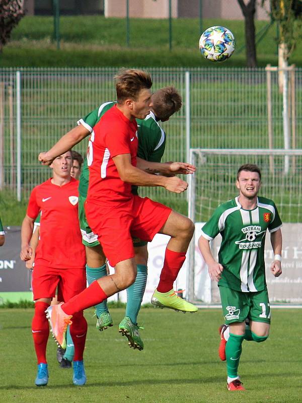 Fotbalisté Bohunice (červené dresy) obdrželi v sedmém kole krajského přeboru s Rousínovem čtyři branky, tentokrát udrželi nulu.