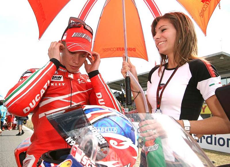 Australan Casey Stoner s manželkou.