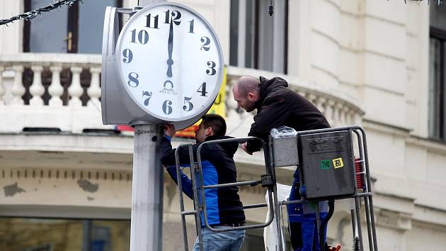 Na náměstí Svobody v Brně instalovali technici nové klasické veřejné hodiny s číselníkem.
