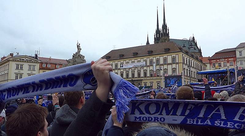 Modrobílé mistrovské oslavy v Brně na Zelném trhu. 