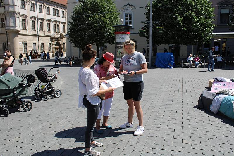 Postel je součástí kampaně Chce to souhlas. Upozorňuje na problematiku znásilnění a nevhodnou definici znásilnění v českém trestním zákoníku.